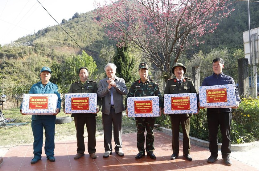 Cháy rừng ở Sa Pa: Ủy viên Bộ Chính trị Nguyễn Hòa Bình thị sát, động viên lực lượng chữa cháy - Ảnh 4.