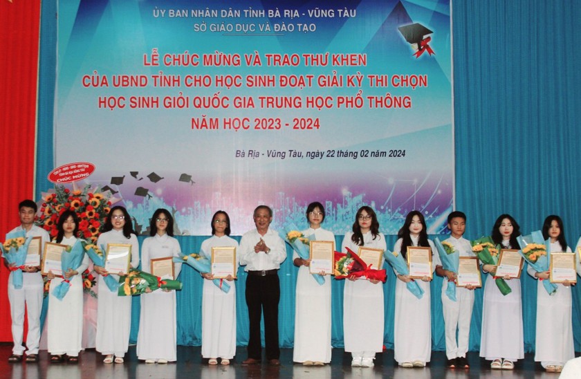 Hội Khuyến học tỉnh Bà Rịa - Vũng Tàu trao 78 triệu đồng khen thưởng học sinh giỏi cấp quốc gia- Ảnh 2.