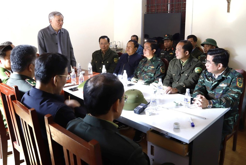 Cháy rừng ở Sa Pa: Ủy viên Bộ Chính trị Nguyễn Hòa Bình thị sát, động viên lực lượng chữa cháy - Ảnh 3.