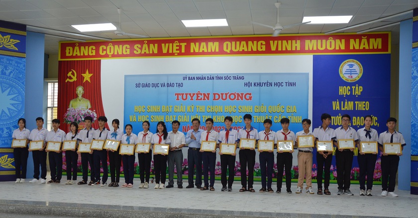 Hội Khuyến học tỉnh Sóc Trăng trao 320 triệu đồng khen thưởng học sinh giỏi quốc gia- Ảnh 2.