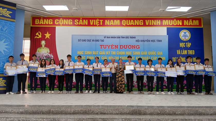 Hội Khuyến học tỉnh Sóc Trăng trao 320 triệu đồng khen thưởng học sinh giỏi quốc gia- Ảnh 1.