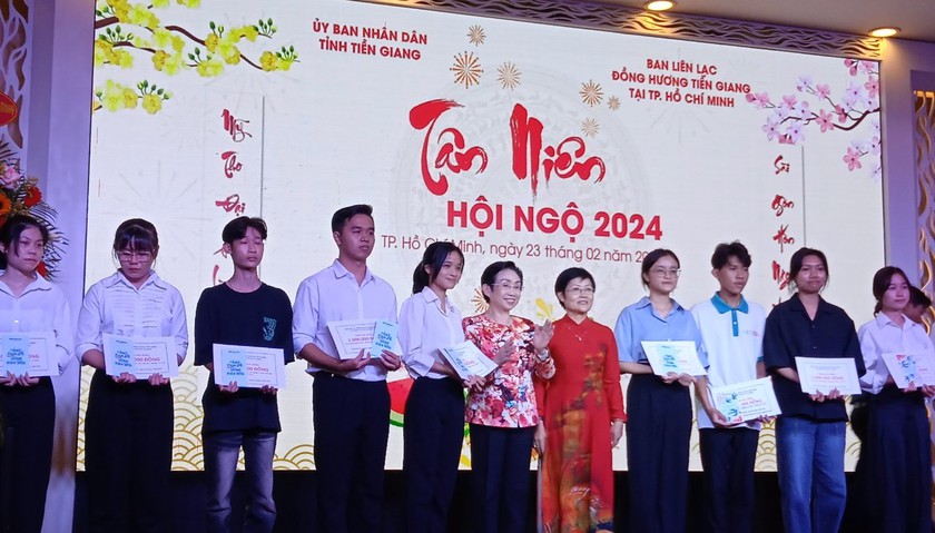 Trao 30 suất học bổng tặng sinh viên Tiền Giang đang học tập tại Thành phố Hồ Chí Minh- Ảnh 2.