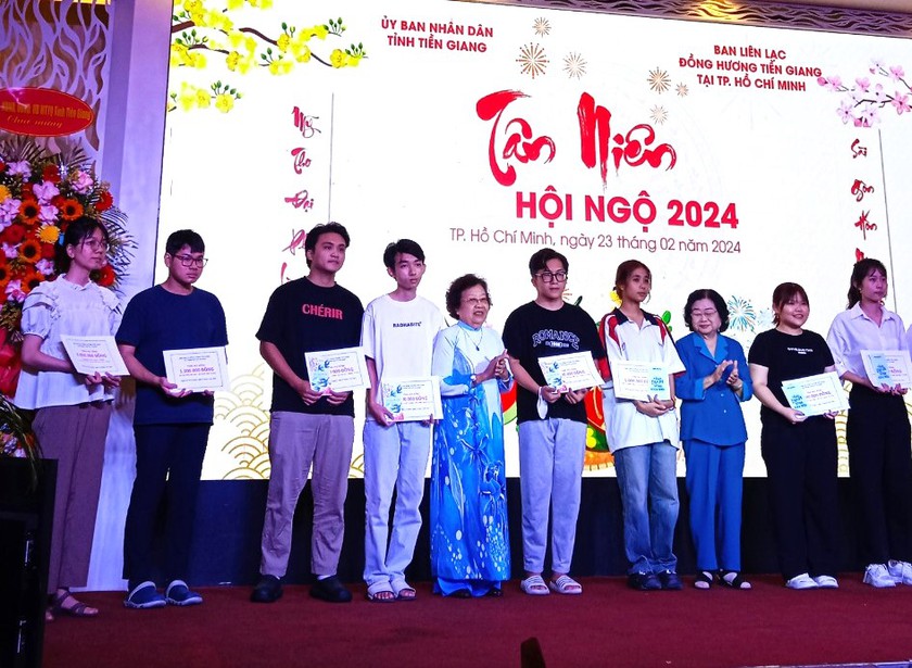 Trao 30 suất học bổng tặng sinh viên Tiền Giang đang học tập tại Thành phố Hồ Chí Minh- Ảnh 1.