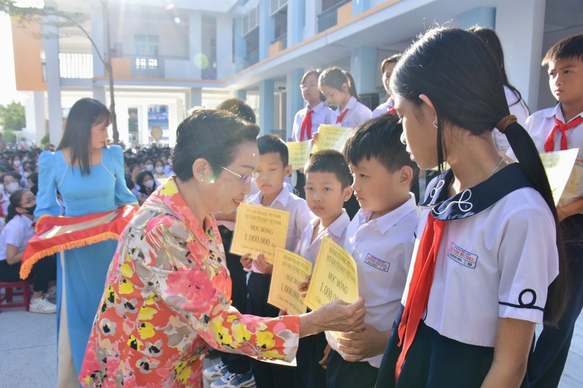 Hội Khuyến học tỉnh Bình Thuận trao 100 suất học bổng "Học không bao giờ cùng" tặng học sinh vượt khó, hiếu học - Ảnh 1.