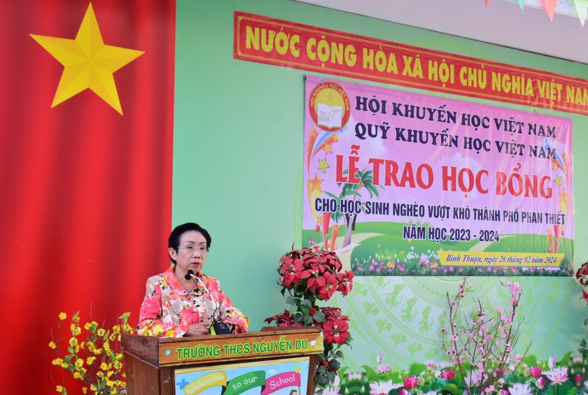 Hội Khuyến học tỉnh Bình Thuận trao 100 suất học bổng "Học không bao giờ cùng" tặng học sinh vượt khó, hiếu học - Ảnh 2.