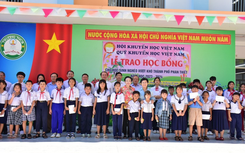 Hội Khuyến học tỉnh Bình Thuận trao 100 suất học bổng "Học không bao giờ cùng" tặng học sinh vượt khó, hiếu học - Ảnh 3.