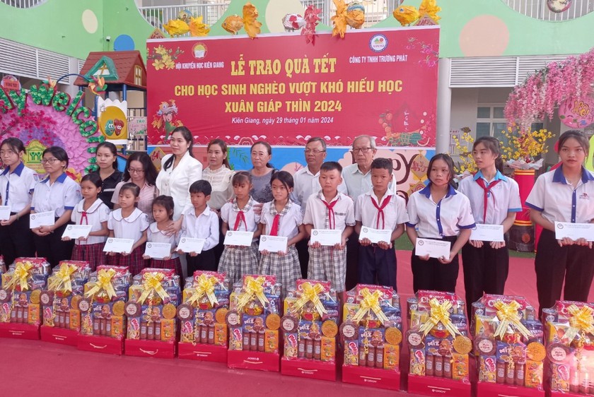 Hội Khuyến học tỉnh Kiên Giang trao 300 suất quà Tết tặng học sinh vượt khó, hiếu học- Ảnh 3.