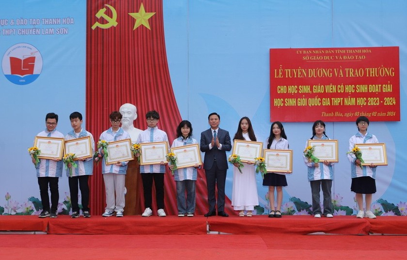 Hội Khuyến học tỉnh Thanh Hóa trao hơn 146 triệu đồng tặng học sinh đoạt giải quốc gia- Ảnh 3.
