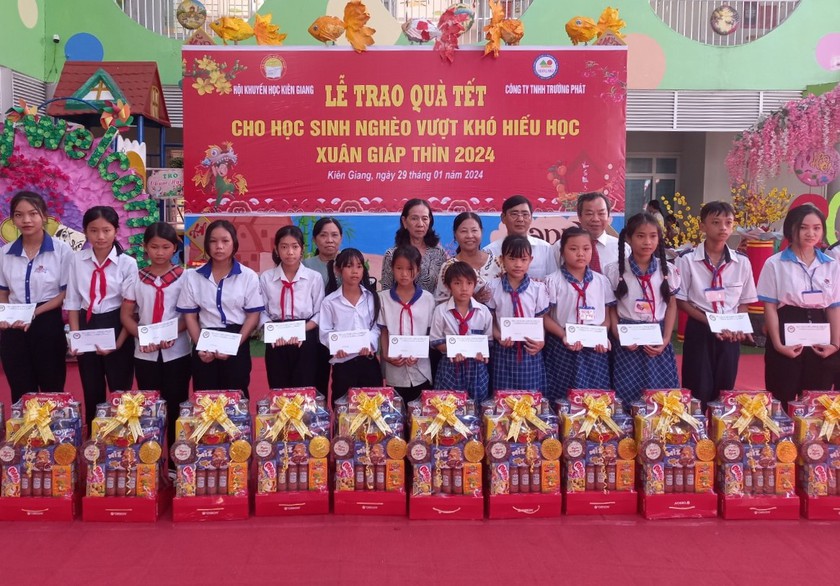 Hội Khuyến học tỉnh Kiên Giang trao 300 suất quà Tết tặng học sinh vượt khó, hiếu học- Ảnh 2.