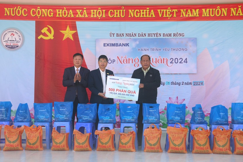 Hội Khuyến học tỉnh Lâm Đồng trao 500 phần quà Tết tặng học sinh khuyết tật, mồ côi, hộ nghèo- Ảnh 1.