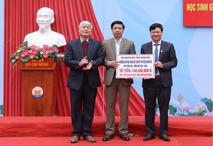 Hội Khuyến học tỉnh Thanh Hóa trao hơn 146 triệu đồng tặng học sinh đoạt giải quốc gia- Ảnh 2.
