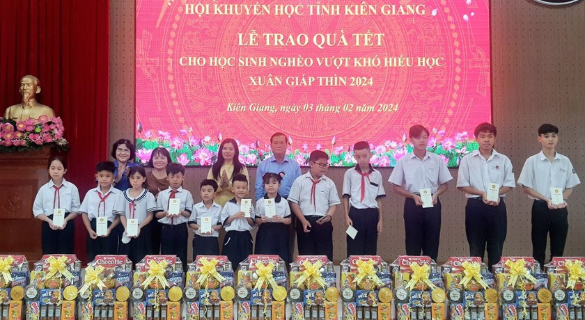 Hội Khuyến học tỉnh Kiên Giang trao 300 suất quà Tết tặng học sinh vượt khó, hiếu học- Ảnh 1.