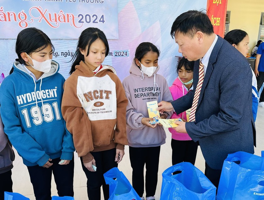 Hội Khuyến học tỉnh Lâm Đồng trao 500 phần quà Tết tặng học sinh khuyết tật, mồ côi, hộ nghèo- Ảnh 2.