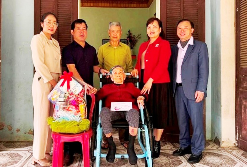 Báo Nhân Dân chúc tết, tặng quà Mẹ Việt Nam Anh hùng tại Lào Cai- Ảnh 1.