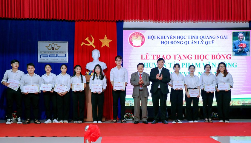 Hội Khuyến học tỉnh Quảng Ngãi trao 833 triệu học bổng khuyến học Phạm Văn Đồng- Ảnh 1.