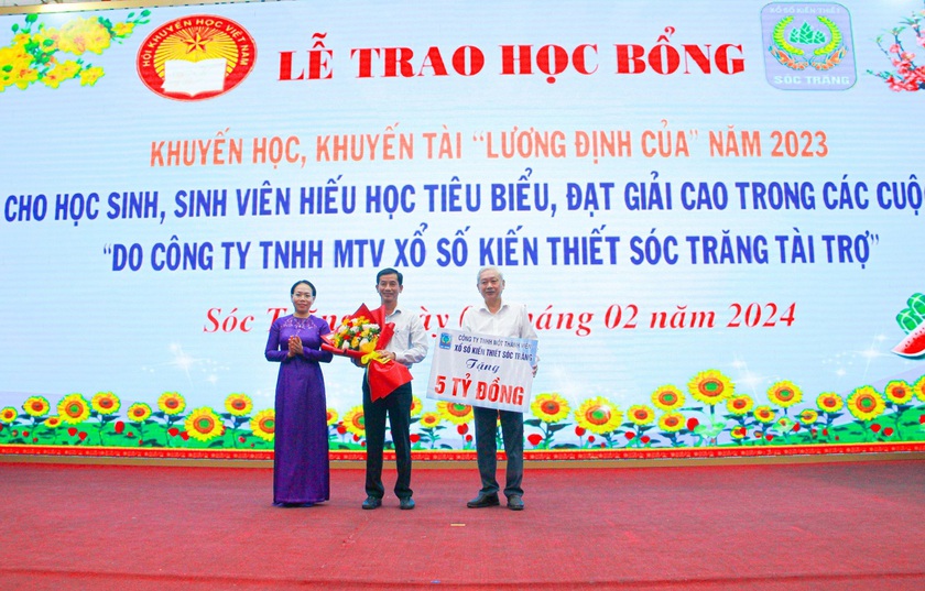 Hội Khuyến học tỉnh Sóc Trăng trao hơn 1,3 tỉ đồng học bổng Lương Định Của tặng học sinh, sinh viên- Ảnh 4.