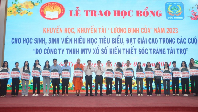 Hội Khuyến học tỉnh Sóc Trăng trao hơn 1,3 tỉ đồng học bổng Lương Định Của tặng học sinh, sinh viên- Ảnh 2.