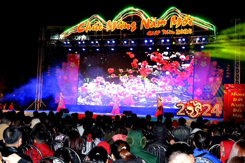 Pháo hoa rực sáng đón năm mới nơi biên giới Lào Cai - Ảnh 2.