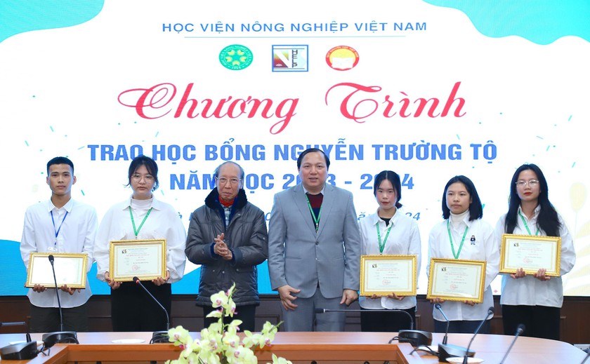 Trao 11 suất học bổng Nguyễn Trường Tộ tặng sinh viên Học viện Nông nghiệp Việt Nam- Ảnh 1.
