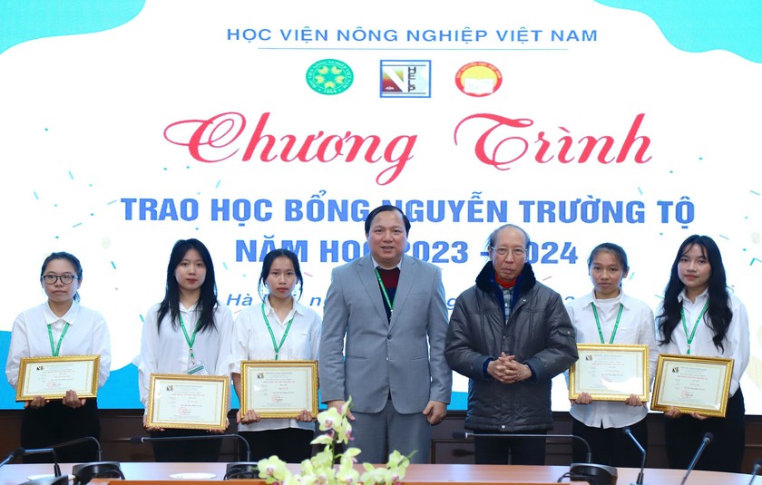 Trao 11 suất học bổng Nguyễn Trường Tộ tặng sinh viên Học viện Nông nghiệp Việt Nam- Ảnh 2.