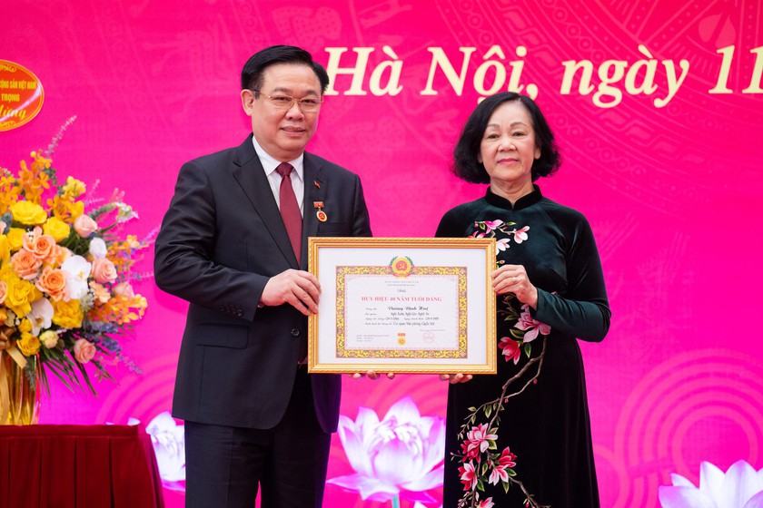 Chủ tịch Quốc hội Vương Đình Huệ đón nhận Huy hiệu 40 năm tuổi Đảng- Ảnh 1.