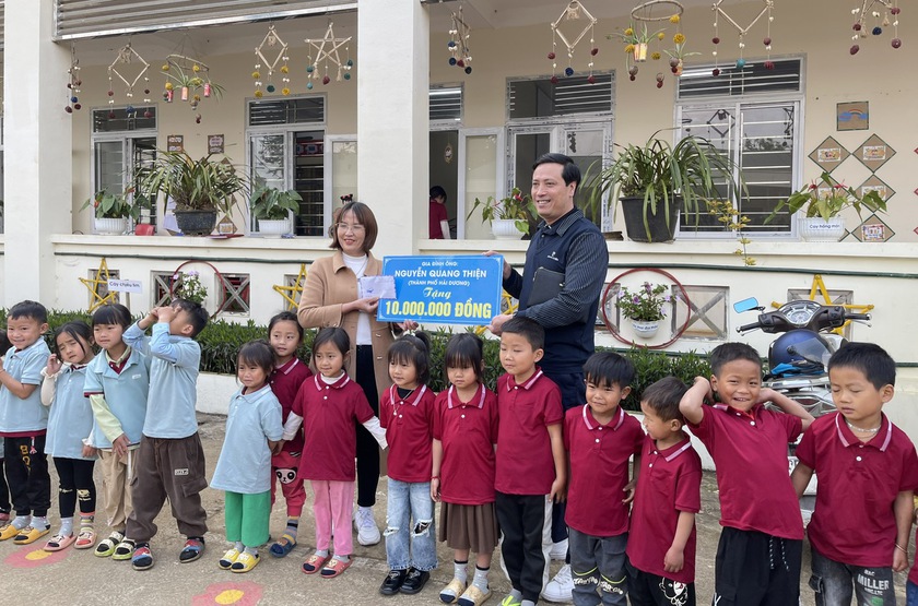 Câu lạc bộ 65 Hải Dương tri ân chiến sĩ Điện Biên và tặng quà học sinh Lào Cai, Lai Châu- Ảnh 5.