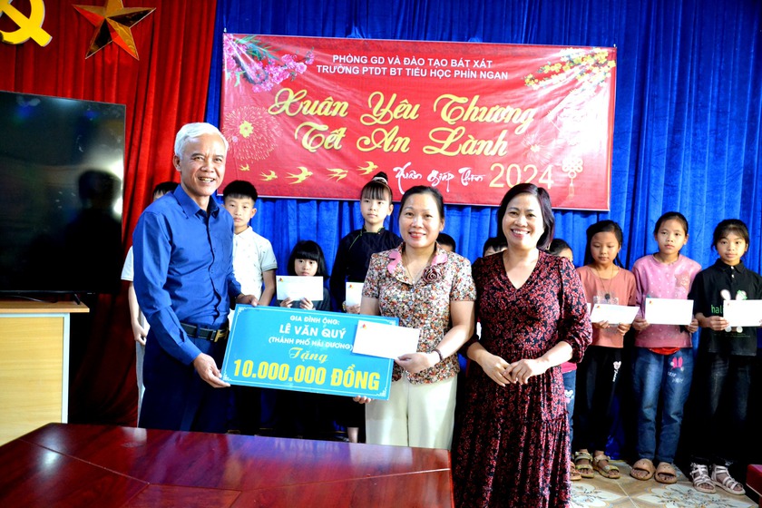 Câu lạc bộ 65 Hải Dương tri ân chiến sĩ Điện Biên và tặng quà học sinh Lào Cai, Lai Châu- Ảnh 3.