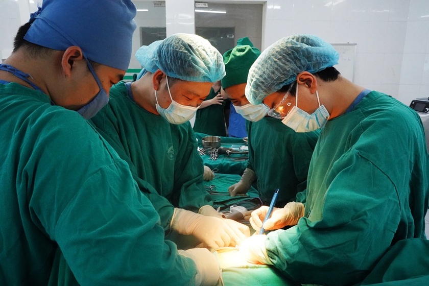 Lào Cai: Lần đầu tiên cắt khối u gan lớn thành công- Ảnh 1.