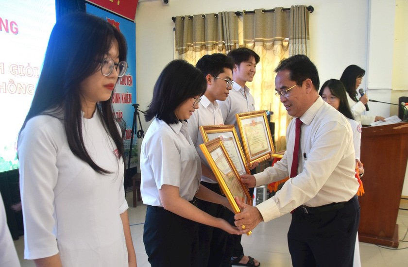 Quảng Nam: Khen thưởng 71 học sinh đoạt giải học sinh giỏi quốc gia- Ảnh 2.