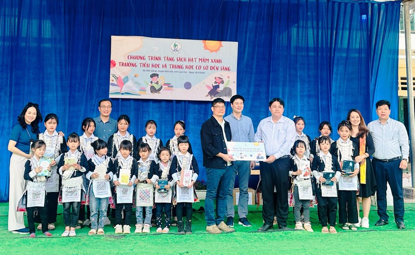 Lào Cai: Tặng hơn 1.000 đầu sách cho học sinh vùng cao Dền Sáng - Ảnh 1.