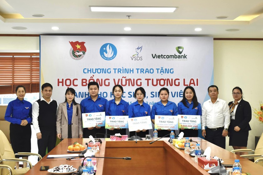 Tuyên Quang: Trao học bổng "Vững tương lai" tặng học sinh, sinh viên vượt khó- Ảnh 1.