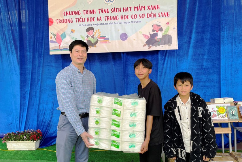 Lào Cai: Tặng hơn 1.000 đầu sách cho học sinh vùng cao Dền Sáng - Ảnh 2.