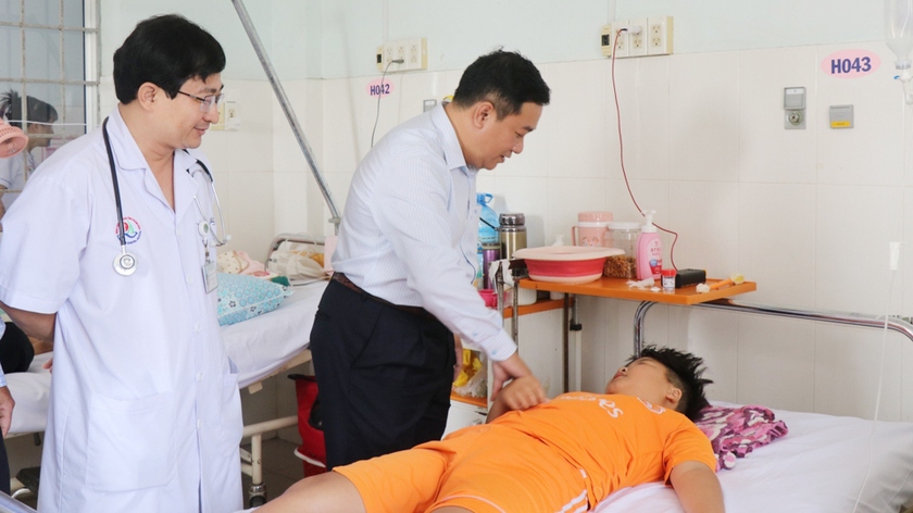 Vụ ngộ độc cơm gà ở Nha Trang: Số ca nhập viện tiếp tục tăng mạnh, khẩn trương điều tra xác định rõ nguyên nhân- Ảnh 1.
