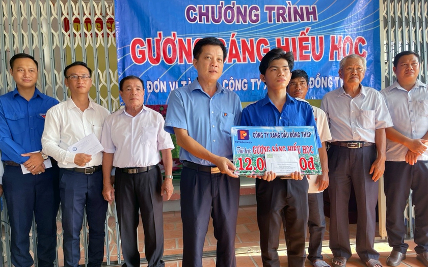 Hội Khuyến học tỉnh Đồng Tháp trao học bổng Gương sáng hiếu học tặng sinh viên Nguyễn Hoàng Huy- Ảnh 1.