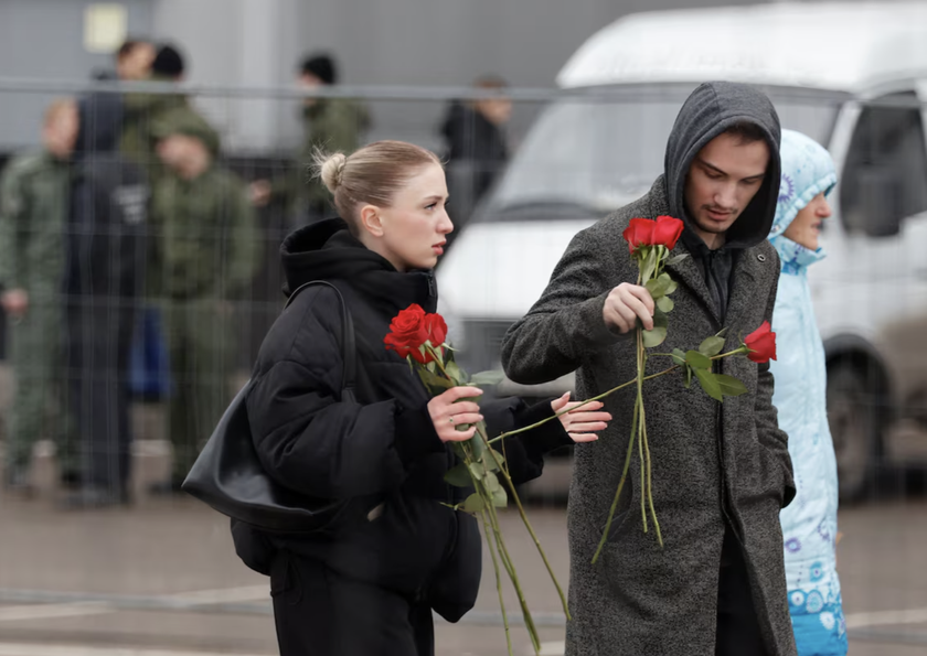 Khủng bố ở Moskva: Số người chết tăng lên 143, Nga bắt giữ các tay súng bị nghi ngờ- Ảnh 5.