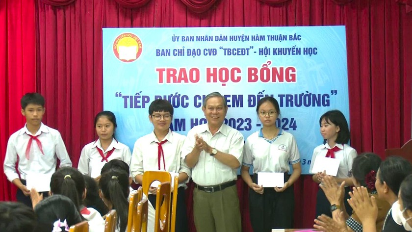 Bình Thuận: Trao 80 suất học bổng “Tiếp bước cho em đến trường” tặng học sinh có hoàn cảnh khó khăn- Ảnh 1.