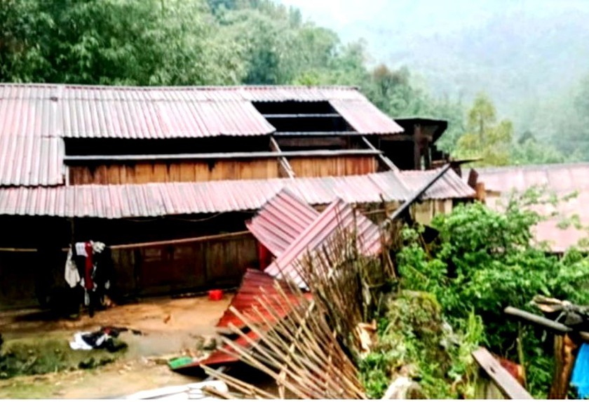 Lào Cai: Dông lốc mạnh làm bị thương 1 người, hư hại 48 nhà ở và trường học- Ảnh 1.