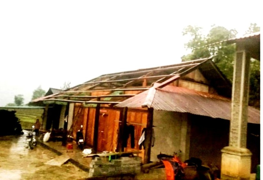 Lào Cai: Dông lốc mạnh làm bị thương 1 người, hư hại 48 nhà ở và trường học- Ảnh 2.