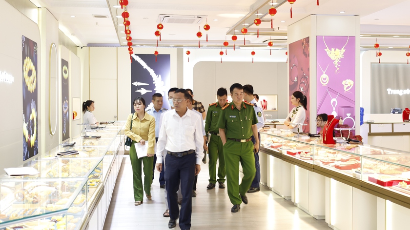 Móng Cái (Quảng Ninh) mạnh tay xử lý vi phạm tại các điểm bán hàng phục vụ khách du lịch- Ảnh 1.