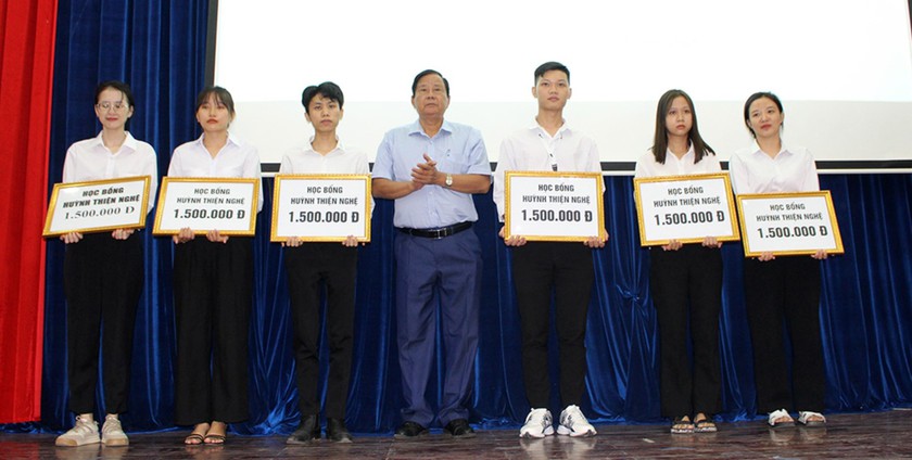 Hội Khuyến học tỉnh An Giang trao gần 100 triệu đồng Học bổng Huỳnh Thiện Nghệ- Ảnh 2.
