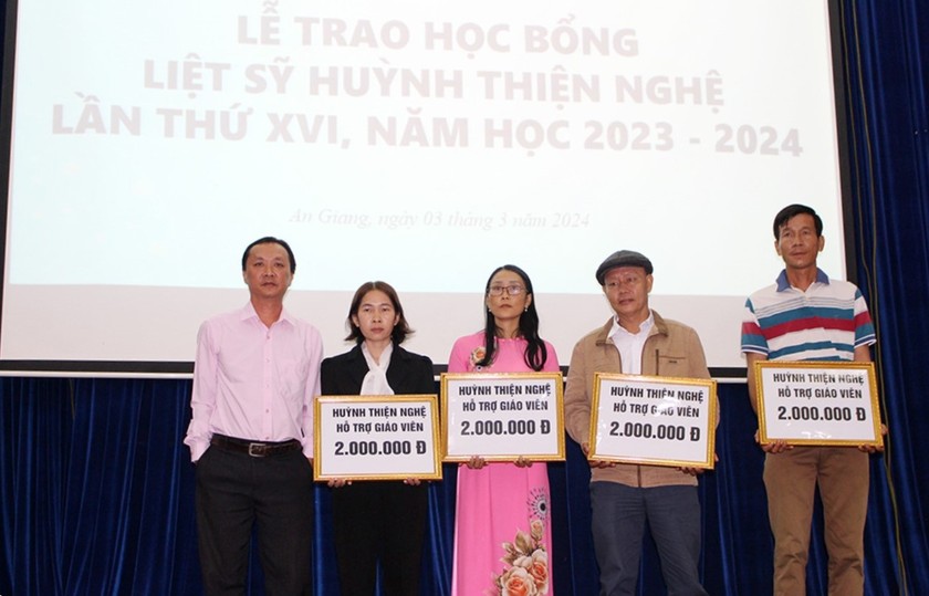 Hội Khuyến học tỉnh An Giang trao gần 100 triệu đồng Học bổng Huỳnh Thiện Nghệ- Ảnh 1.