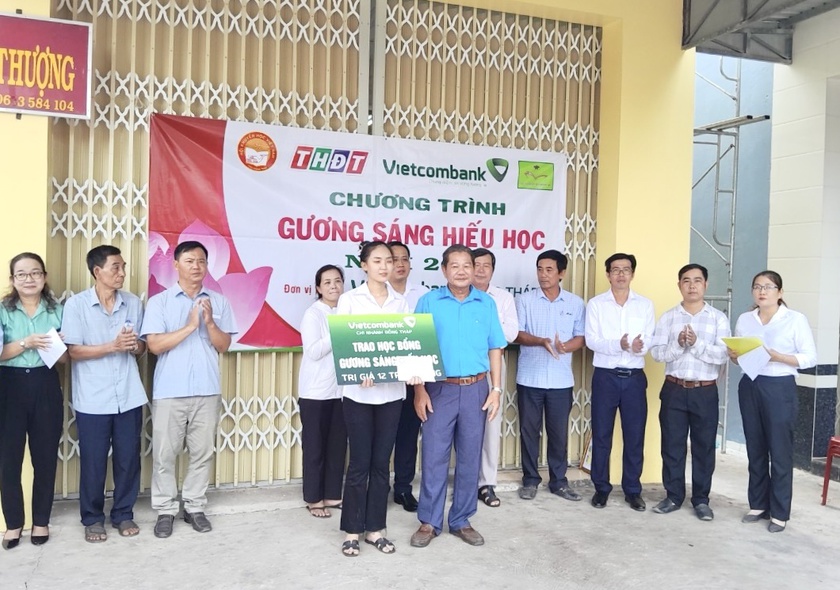 Hội Khuyến học tỉnh Đồng Tháp trao học bổng Gương sáng hiếu học tặng sinh viên Phan Dương Hồng Nhi- Ảnh 2.