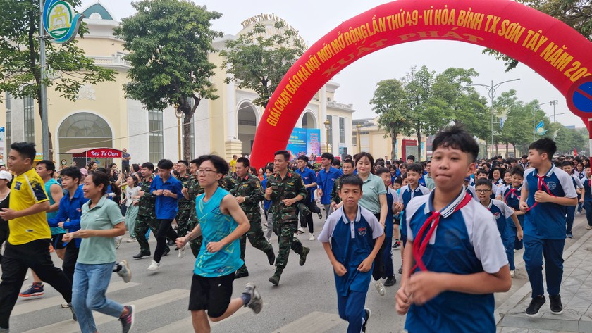 Hà Nội: Gần 1.000 học sinh hưởng ứng Lễ phát động Giải chạy Báo Hànộimới thị xã Sơn Tây- Ảnh 2.
