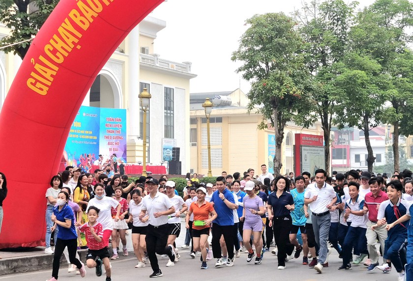 Hà Nội: Gần 1.000 học sinh hưởng ứng Lễ phát động Giải chạy Báo Hànộimới thị xã Sơn Tây- Ảnh 1.