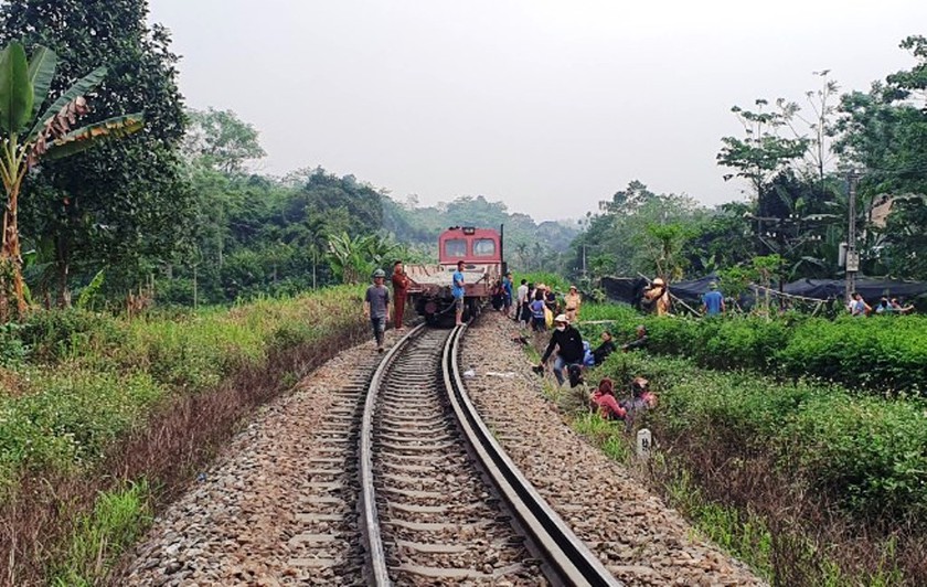 Lào Cai: Chở nhau trên xe đạp điện qua đường sắt, 2 chị em bị tàu hàng đâm tử vong- Ảnh 1.