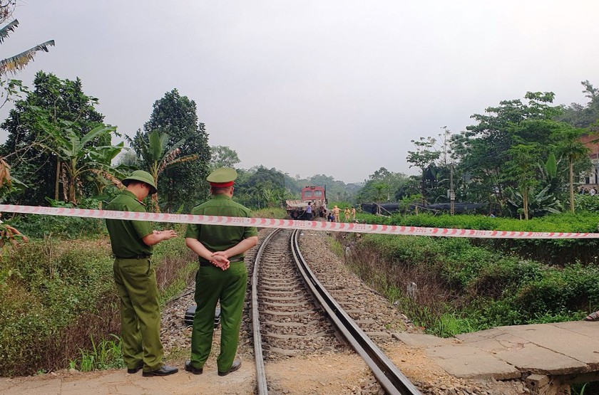 Lào Cai: Chở nhau trên xe đạp điện qua đường sắt, 2 chị em bị tàu hàng đâm tử vong- Ảnh 3.