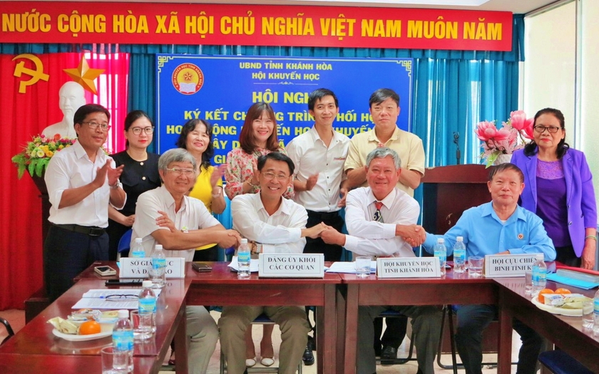 Hội Khuyến học tỉnh Khánh Hòa ký kết chương trình phối hợp khuyến học giai đoạn 2024-2030- Ảnh 1.