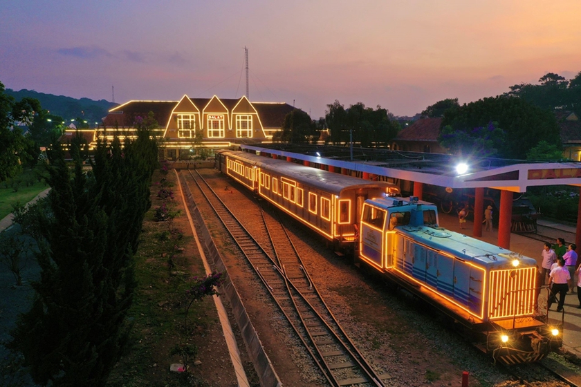 “Hành trình đêm Đà Lạt” bằng tàu hỏa với nhiều bất ngờ thú vị cho du khách- Ảnh 1.