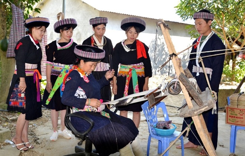 Lào Cai tôn vinh nét đẹp, giá trị văn hóa trang phục truyền thống các dân tộc- Ảnh 11.