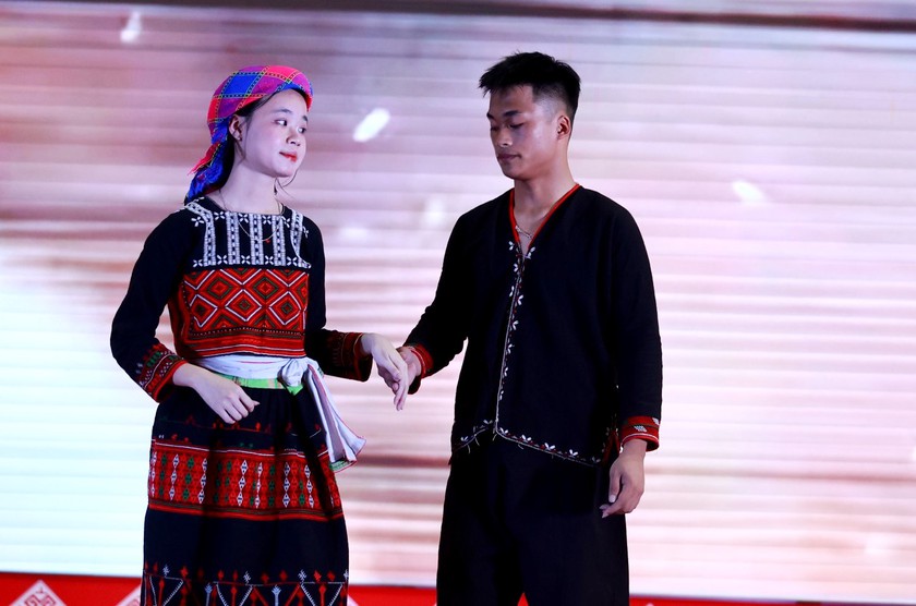 Lào Cai tôn vinh nét đẹp, giá trị văn hóa trang phục truyền thống các dân tộc- Ảnh 8.